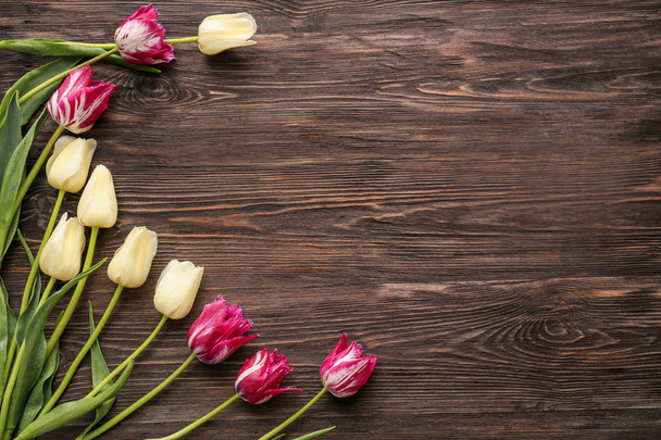 hermosos tulipanes sobre fondo de madera - Foto, imagen