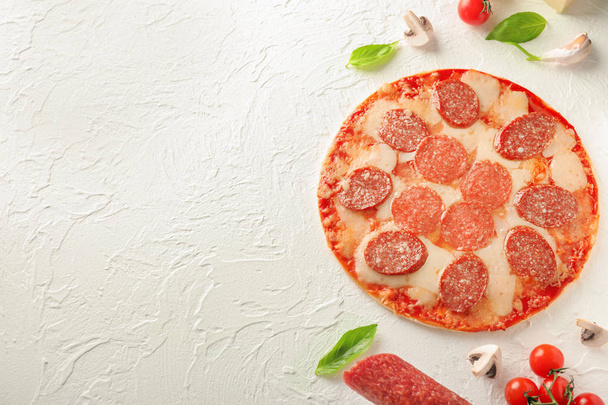 Pizza pepperoni savoureux sur la table
 - Photo, image