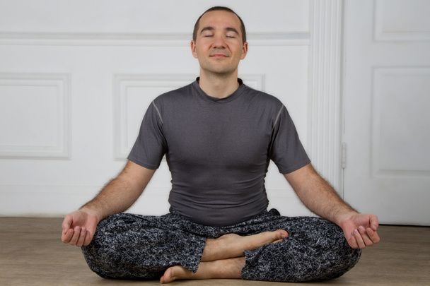 Man meditating - Foto, immagini