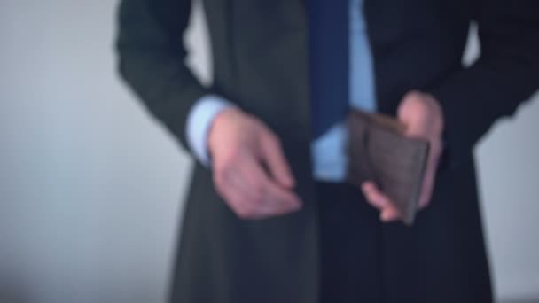 Mann gibt Bündel von Dollars, Kauf im Geschäft, Zahlung einer Strafe, Schmiergeld - Filmmaterial, Video