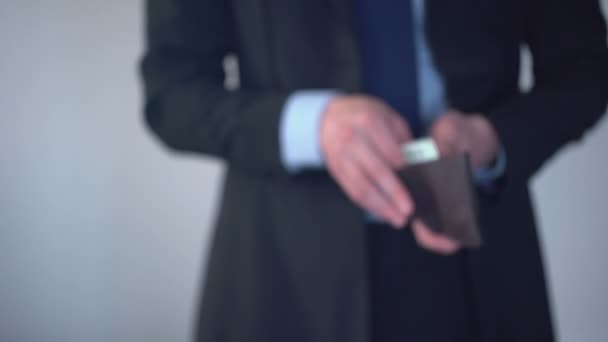 Mann schlägt Bündel von Euro vor, Kauf im Geschäft, Zahlung von Strafe, Schmiergeld - Filmmaterial, Video