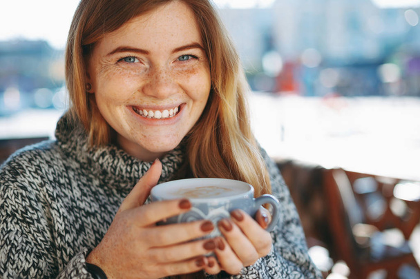 Primer plano de chica rojiza natural sosteniendo una gran taza de café sho
 - Foto, Imagen