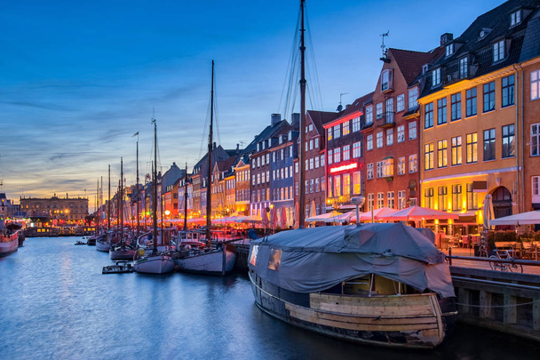 Kopenhagen Stadtsilhouette mit Blick auf Nyhavn in Kopenhagen, Dänemark. - Foto, Bild