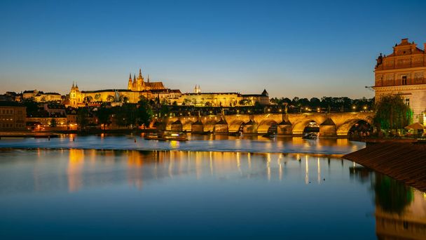 Prague, Çek Cumhuriyeti Prag şehir manzarası, gece ile Saint Vitus Katedrali ve Panorama görmek. - Fotoğraf, Görsel