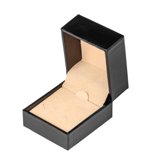 Открытый квадратный черный ящик с бежевой кроватью для ювелирных украшений, изолированный на белом фоне и повернутый на три четверти в сторону
 - Фото, изображение