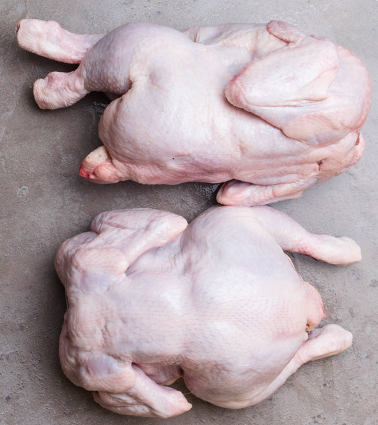 dvě raw bio kuře na šedém pozadí. Pohled shora. Dietní jídlo - Fotografie, Obrázek