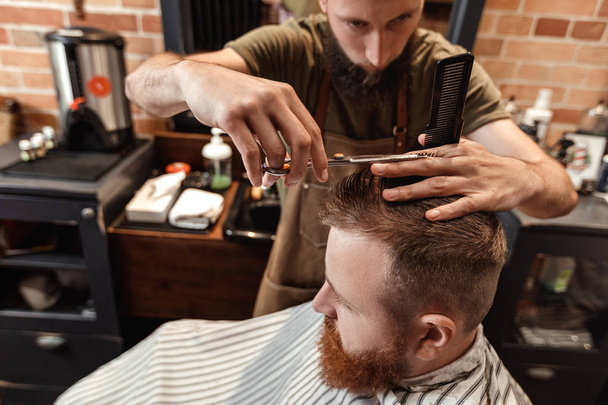 Barber and bearded man in barber shop - Foto, Bild