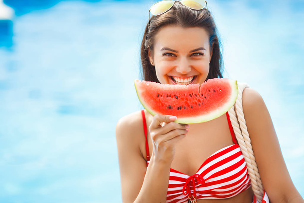 Mulher muito bonita com melancia na piscina - Foto, Imagem