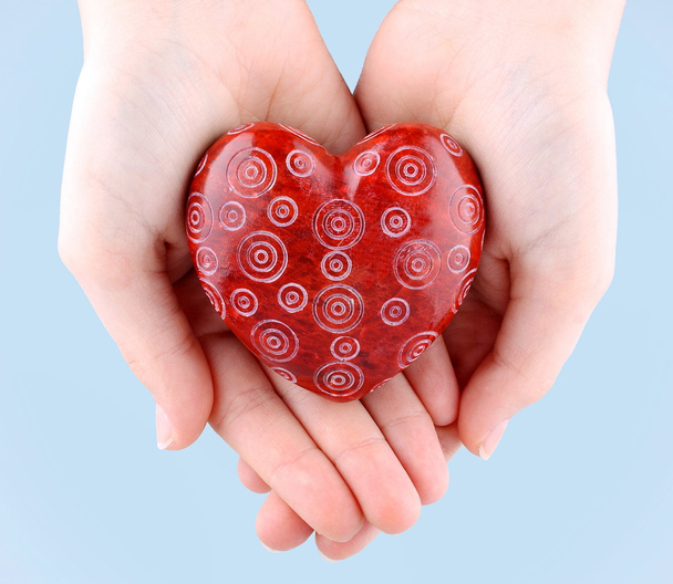 Декоративні червоний кам'яні серця в руки Валентина - Фото, зображення