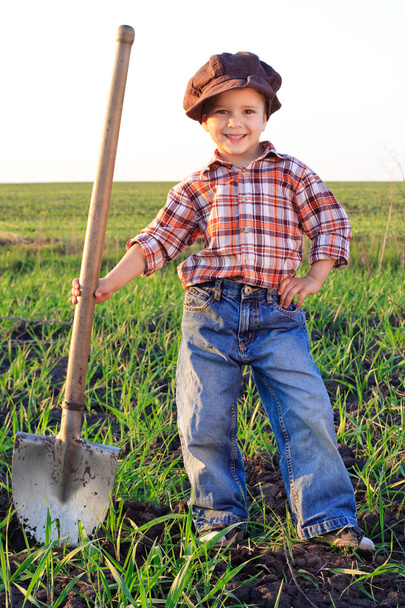 Smiling boy with shovel - Foto, afbeelding