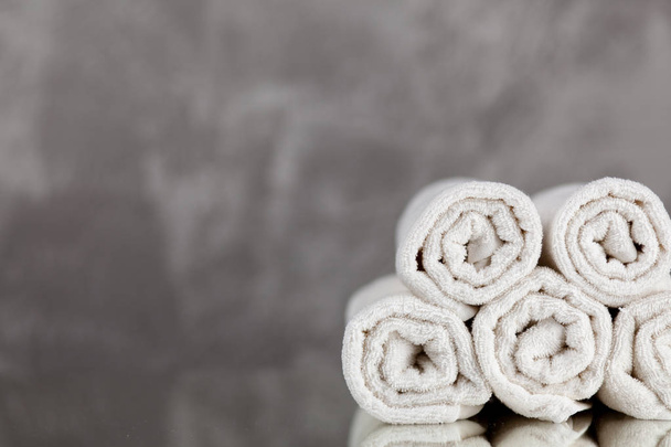 Куча чистых сухих белых полотенец
 - Фото, изображение