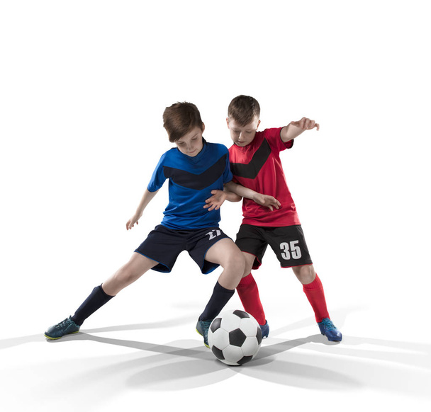 iki genç fotball oyuncu üzerinde beyaz izole top için mücadele - Fotoğraf, Görsel