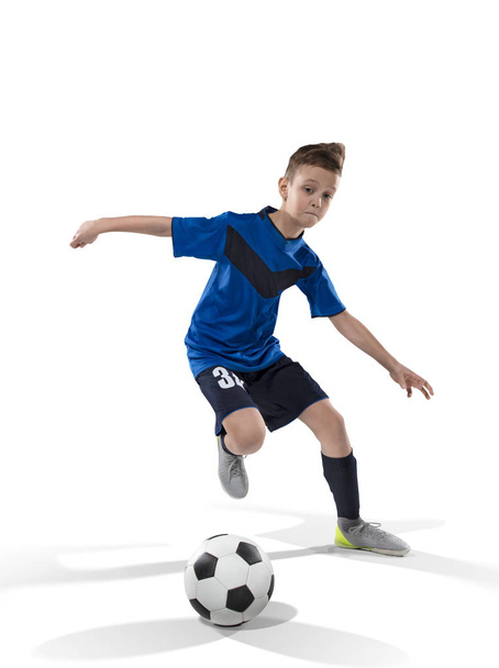 jugador de fútbol niño goteando con la pelota
 - Foto, imagen