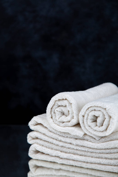 Stapel schone, droge witte handdoeken - Foto, afbeelding