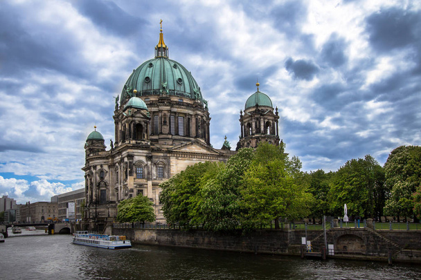 Погляд на Берлінський собор (Berliner Dom) від моста в Берліні, Німеччина - Фото, зображення