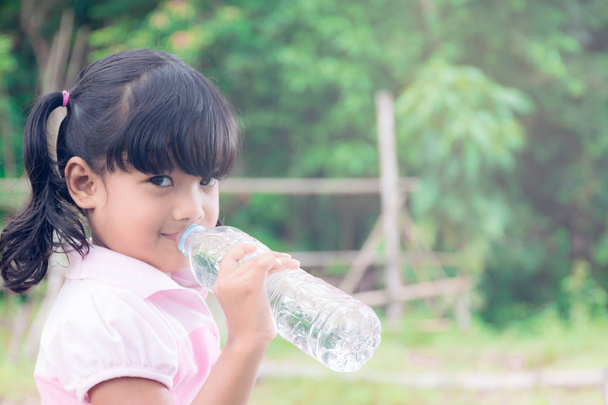 asiatique petite fille potable eau dans la forêt
 - Photo, image