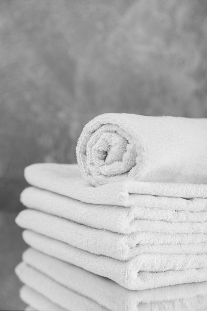 Stos białych ręczników - Zdjęcie, obraz