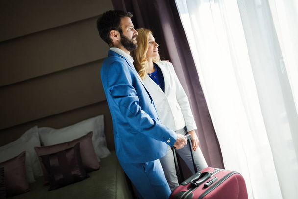 Businesspeople on business trip staying in hotel together - Foto, afbeelding