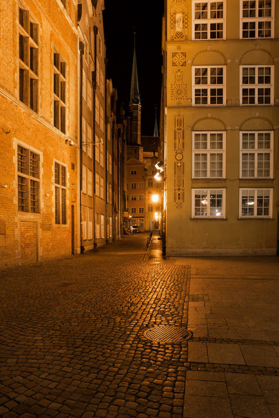 Old Town of Gdansk at Night in Poland, cobbled street, historic houses. - Foto, Imagem