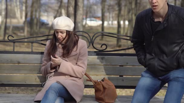 Ληστεία μιας γυναίκας με ένα τηλέφωνο στο δρόμο κατά τη διάρκεια της ημέρας - Πλάνα, βίντεο