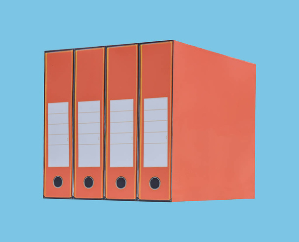 Carpeta de administración de contabilidad naranja y trabajo en papel sobre fondo azul
 - Foto, Imagen