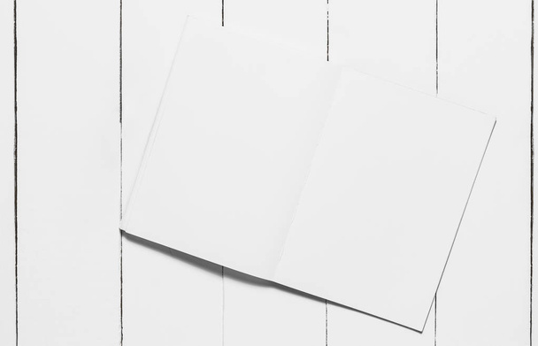 Notitieblok openen op witte houten tafel, bovenaanzicht - Foto, afbeelding