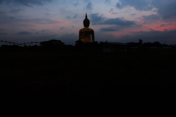 Будда с архитектурой в поле на закате
. - Фото, изображение