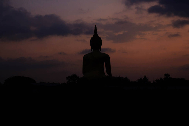 Будда с архитектурой на рассвете
. - Фото, изображение