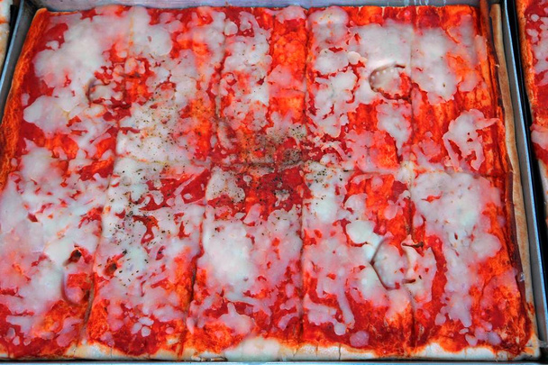 Háttér-pizza Margherita pan, mozzarella és paradicsom szósszal - Fotó, kép