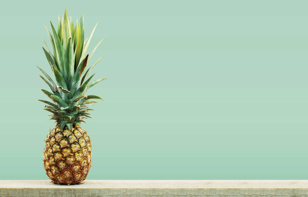 Ananas v dřevěné se zeleným pozadím. - Fotografie, Obrázek