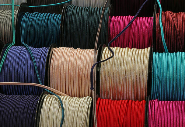Muchos rollos con cuerda para la venta en la tienda de mercería para actividades de hobby
 - Foto, Imagen