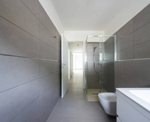 Μοντέρνο μπάνιο με μεγάλα πλακάκια σε νεόκτιστο διαμέρισμα. Κανείς μέσα - Φωτογραφία, εικόνα