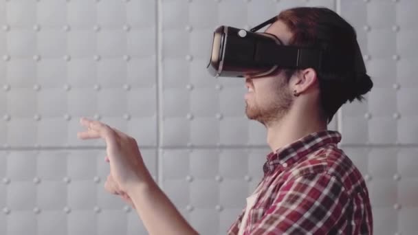 A person in virtual glasses - Materiał filmowy, wideo