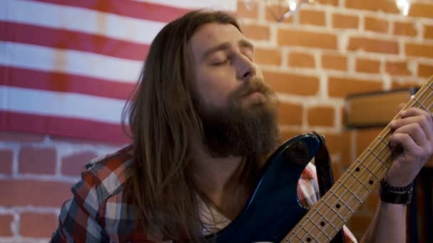 Bearded hipster musician with bass guitar - Footage, Video
