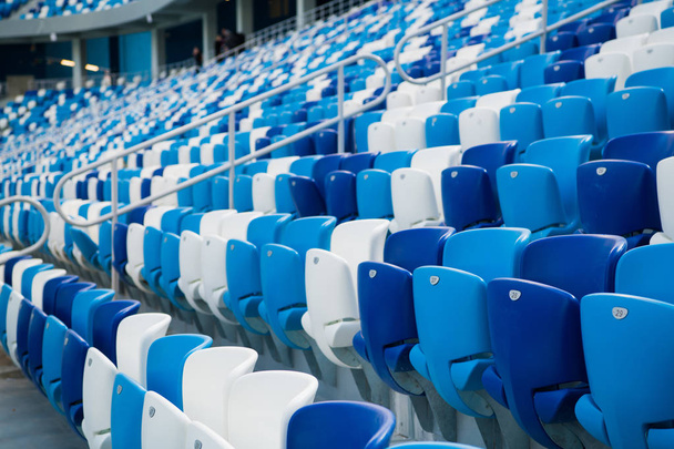Το γήπεδο του αθλητισμού πλαστικές καρέκλες σε μια σειρά. - Φωτογραφία, εικόνα