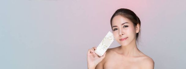 Belle jeune femme (fille asiatique 20-25 ans) avec une peau propre et fraîche dans la boîte d'échantillons de produits mobiles
. - Photo, image