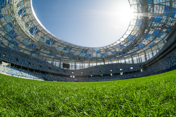 Deporte campo de hierba estadio en un día soleado cielo azul
. - Foto, imagen