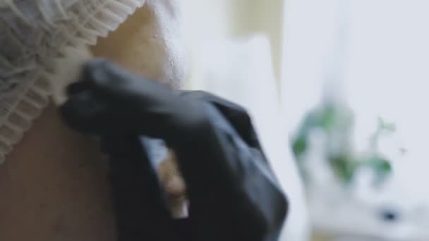 O empregado da clínica de cosmetologia faz manipulações na coloração das sobrancelhas
 - Filmagem, Vídeo