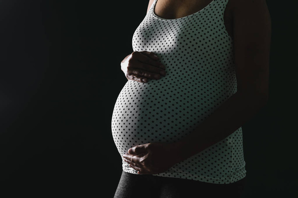 asiatico incinta donna toccare il suo ventre. - Foto, immagini