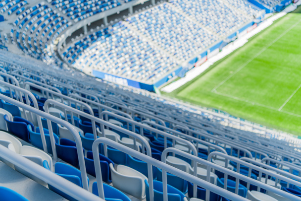 Kék ülések korláttal a tribune, a stadion. - Fotó, kép