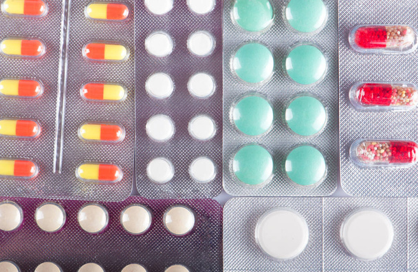 Different colored pills - Foto, Imagem