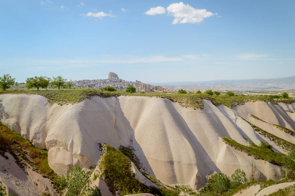 festői kilátással a völgyre és a hegyoldal a városkép mögött, Cappadocia, Törökország - Fotó, kép