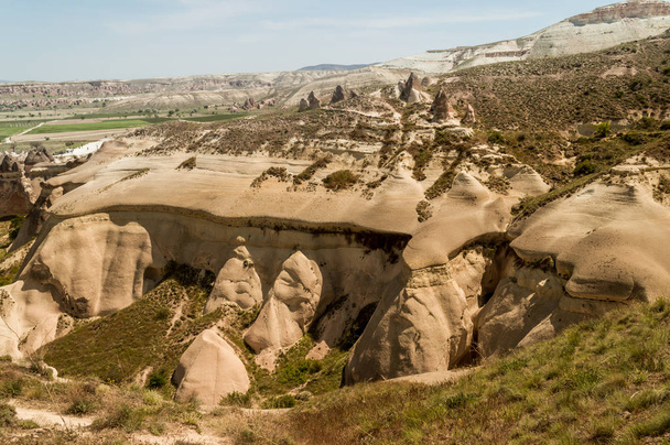 festői kilátással a fű lejtőin, a völgyben, Cappadocia, Törökország  - Fotó, kép