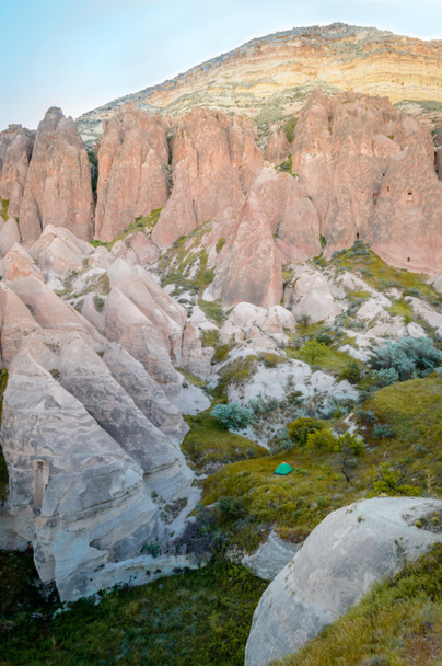 alacsony, szög, kilátás a sziklás dombok és a hegy, Cappadocia, Törökország  - Fotó, kép