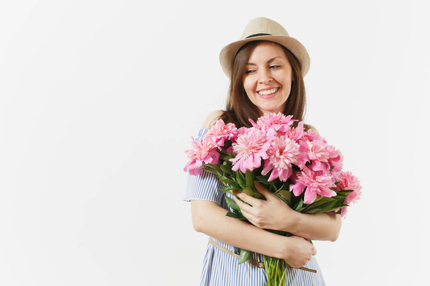 Jovem mulher macia em vestido azul, chapéu segurando buquê de belas flores peônias rosa isolado no fundo branco. Dia de São Valentim, conceito de feriado do Dia Internacional da Mulher. Área publicitária
 - Foto, Imagem