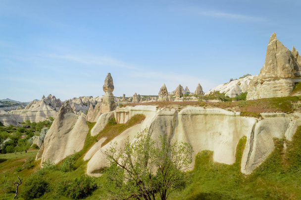 festői kilátást kő formációk lejtőin völgyben Cappadocia, Törökország - Fotó, kép