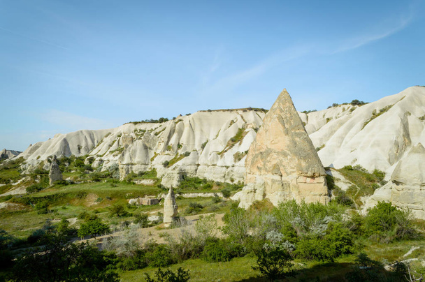 a légi felvétel a kő formációk és lejtők Cappadocia, Törökország-völgyben  - Fotó, kép