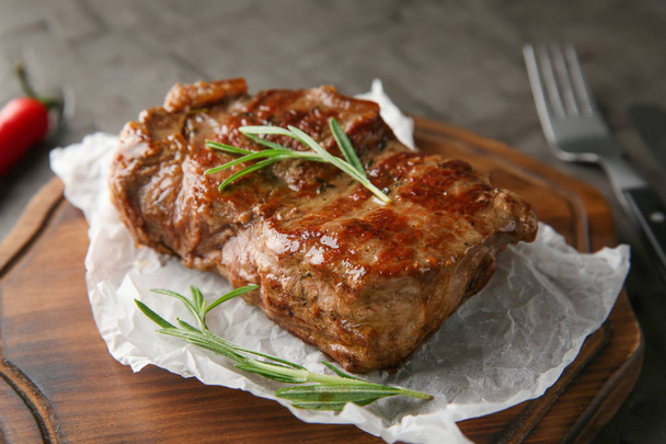 Plateau en bois avec steak savoureux sur la table, gros plan
 - Photo, image