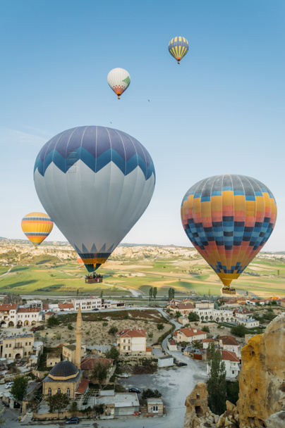 Vértes nézet színes hőlégballon városra Cappadocia, Törökország - Fotó, kép