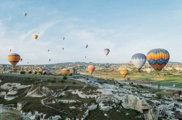 Elölnézet, forró levegő léggömb repülés át a városképet, Cappadocia, Törökország - Fotó, kép